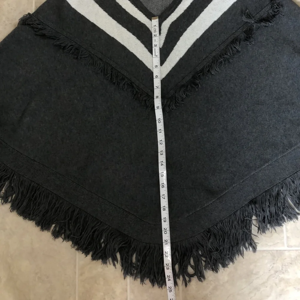 Grey poncho - Picture 7 of 9